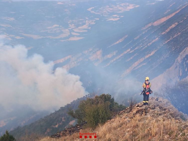 A firefighter working on the Noguera county blaze on July 18, 2022 (Courtesy of Bombers)
